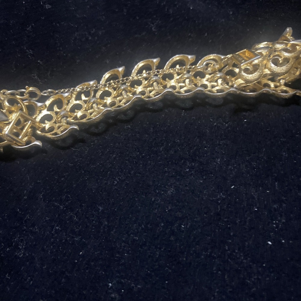 Vintage 7 in Monet Filagree Victorian Gold Tone Victorian Bracelet Safety Clasp
